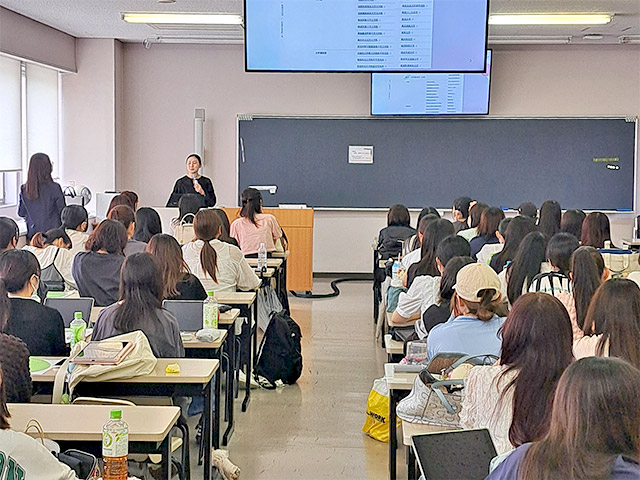 今年度は卒業生である1期生～3期生から、直接進路決定～現状に至るまで、さまざまな説明を受けました。