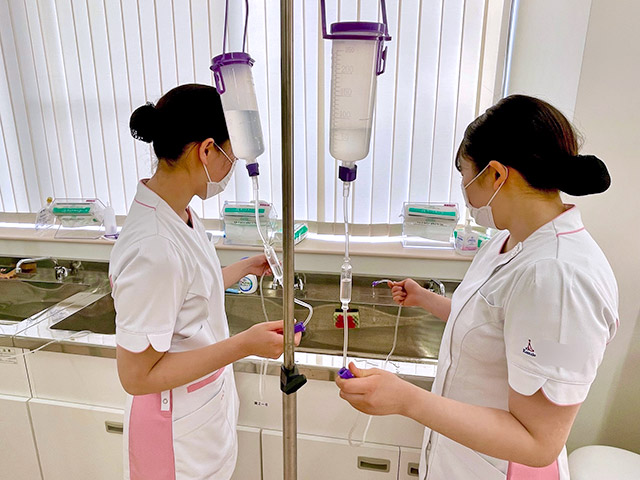 ボトルに水を入れて練習します