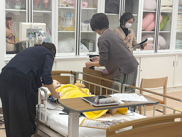 実施者は、5分のブリーフィング（打合せ）後、6分間のシミュレーションを実践中