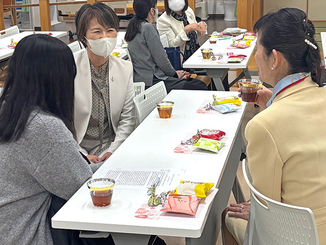 ご発表後、短時間ではありましたが、茶話会&花束贈呈セレモニーを行いました。