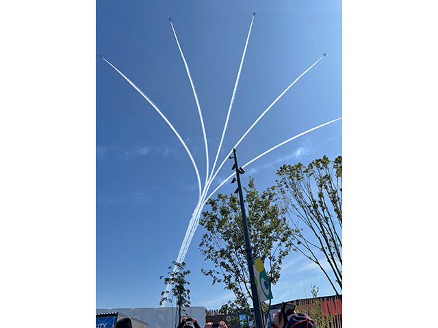 夢洲上空での展示飛行の様子