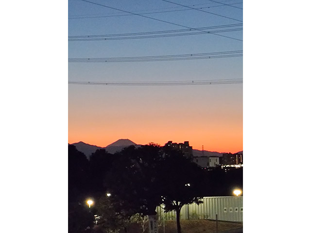 茜色を背景にした富士山