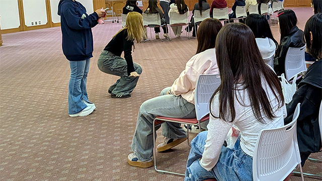 ジェスチャーゲームで汗をかきながらジェスチャーをする2年生と、一生懸命回答する新入生。大盛り上がりでした。