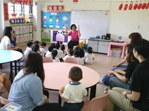 子どもたちへの中国語のレッスンを見学。