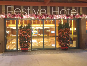 宿泊先のFESTIVE HOTEL　エントランス。豪華で快適なホテルでした。