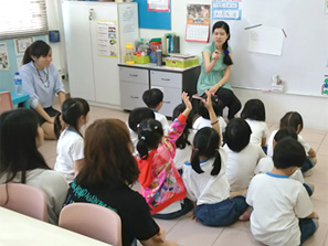 子どもたちへの英語のレッスンを見学。