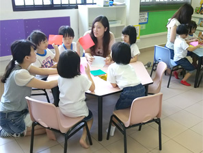 子どもたちの輪に入って、日本の折り紙を紹介。