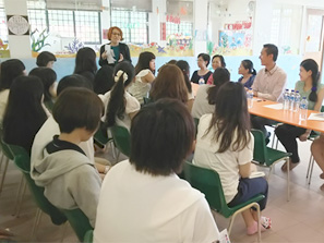 幼稚園の先生方とのディスカッション風景。現地コーディネーターの方の通訳で、活発な意見交換。本学学生からも多くの質問が出され、シンガポールの保育事情について理解を深めました。
