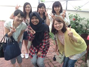 午後は4グループに分かれ、それぞれ現地大学生（前列中央）にシンガポール市内を案内していただきました。