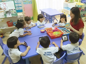 造形の時間を見学。子どもたちは、身近な素材を使って、家族の写真を収めるフレームを作っています。