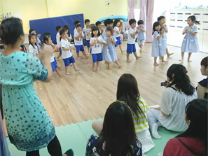 子どもたちからのダンスパフォーマンスで歓迎されました。