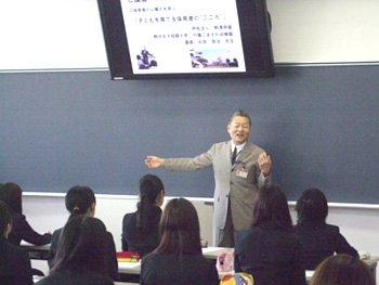 あたたかな笑顔で学生たちに語りかける石田先生