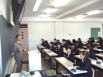 きちんとしたスーツ姿で石田先生のお話に熱心に耳を傾ける学生たち