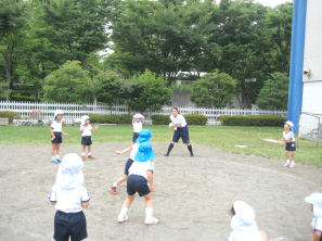 課題活動（ドッチボール）の時間：子どもたちと一緒に活動する