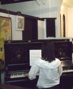 「天使のピアノ」を弾く代表学生
