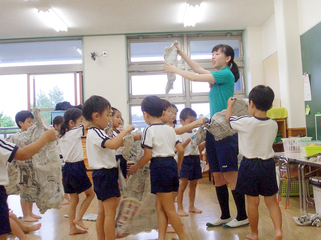 新聞紙遊びをしている様子