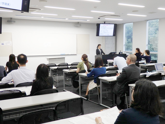 全国保育士養成セミナーに参加した先生方の発表に耳を傾ける教職員