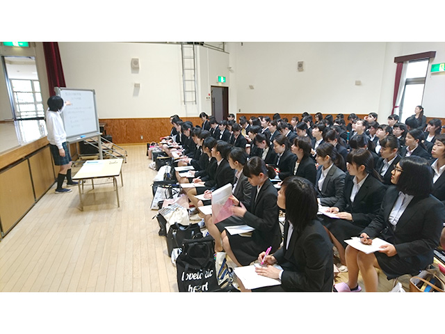 真剣に先生の説明を聞く1年生