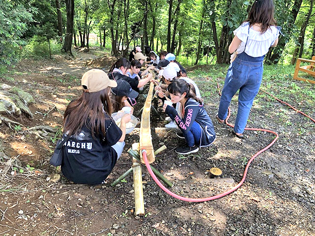 本学は山の上に位置するため、斜面を利用して流しそうめんができました。