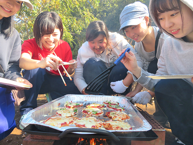 野外調理で餃子の皮のピザを作りました。