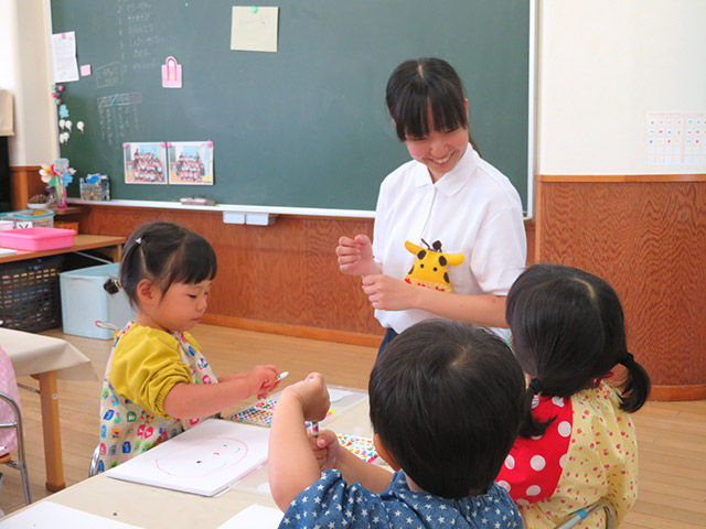 お絵かきの時間、子どもの豊かな発想に思わず笑みがこぼれます