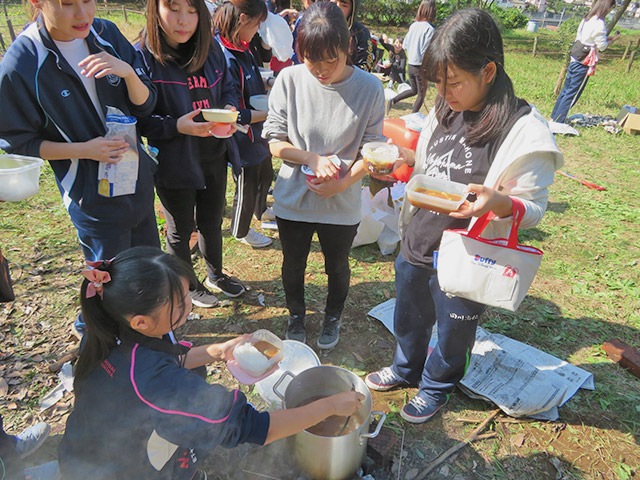 やきいもだけではなく，保育×野外×美味しいメニューも考え調理！