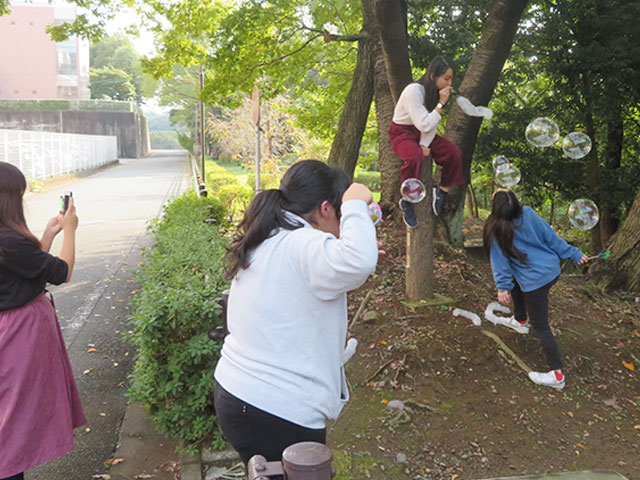 学園広場の入り口で活動しました。