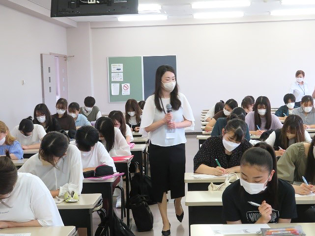 平井亜紀子先生による講演の様子