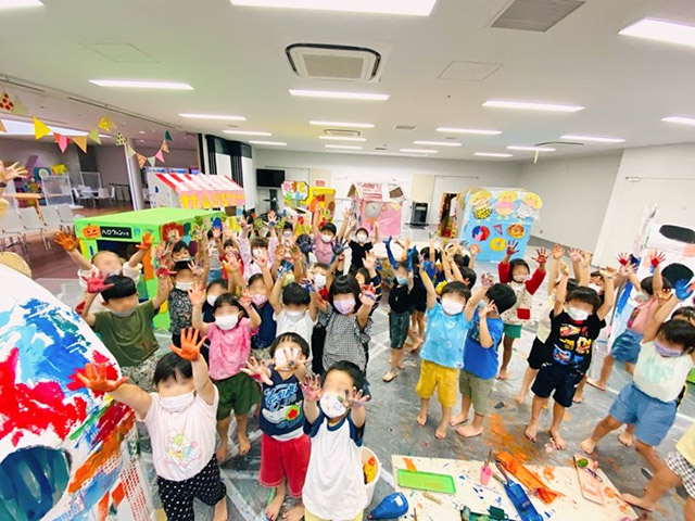 こまざわ幼稚園年長さんによる色塗りの様子