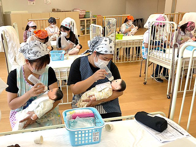 1年生「乳児保育Ⅰ」抱っこ・おんぶ、授乳・おむつ替えの様子