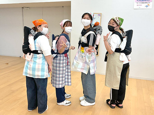 1年生「乳児保育Ⅰ」抱っこ・おんぶ、授乳・おむつ替えの様子