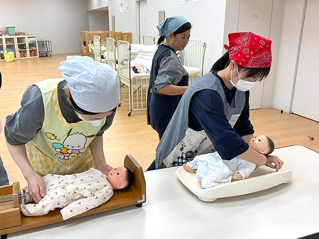2年生「乳児保育Ⅱ」沐浴の様子