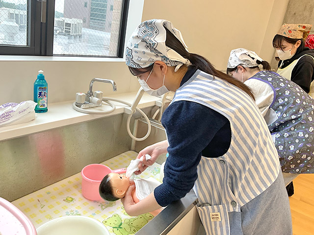 2年生「乳児保育Ⅱ」沐浴の様子