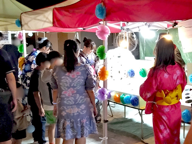 わいわいにぎわう屋台の様子