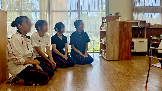 園の先生がお話している様子を見学します
