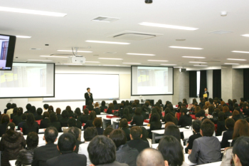 写真1　心理学科の新入生とご家族