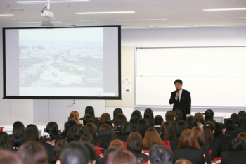 写真２　祝意を述べる須藤学科主任