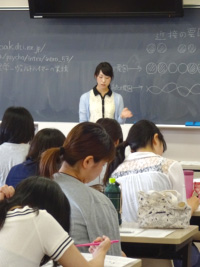 写真１　大学院生の先輩による問題解説