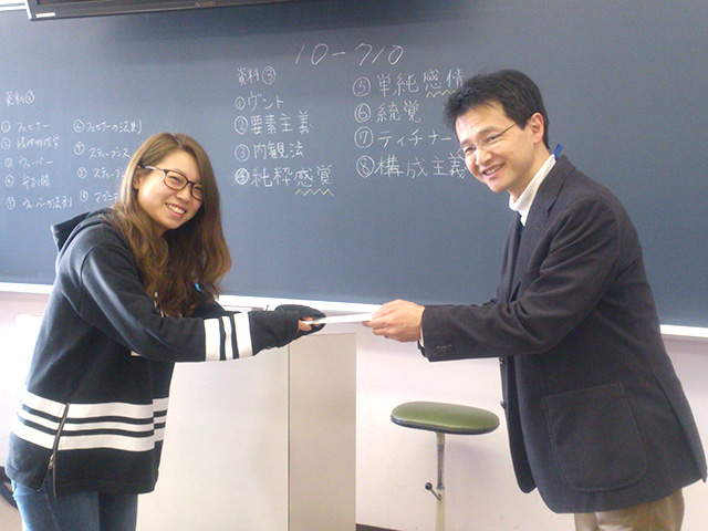大学院臨床心理学専攻主任の松岡先生から賞状を授与。副賞はカラーペンでした♥