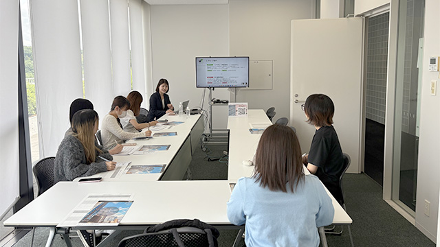 学内企業説明会に参加する学生の様子①