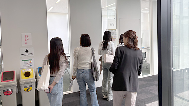 企業選択を行う学生と進路総合センタースタッフの様子