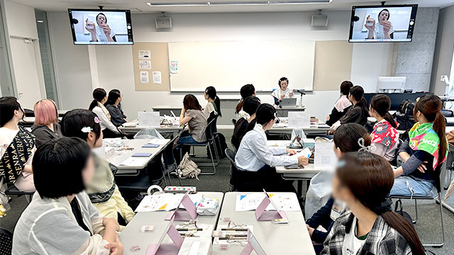 講師によるメイクアップデモンストレーションの様子